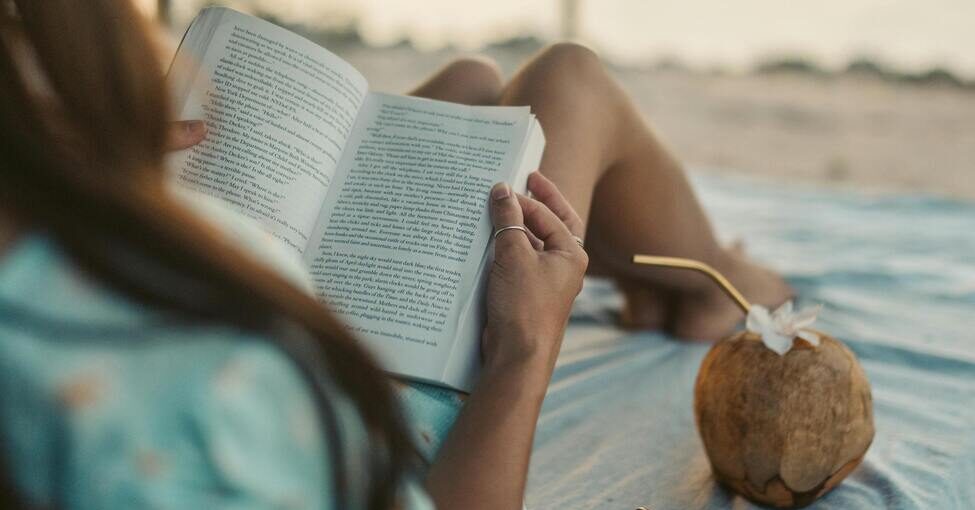 Mujer leyendo y disfrutando de los beneficios de leer novelas románticas
